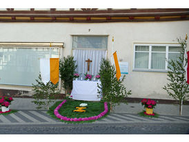 Fronleichnamsaltäre in den Naumburger Straßen (Foto: Karl-Franz Thiede)